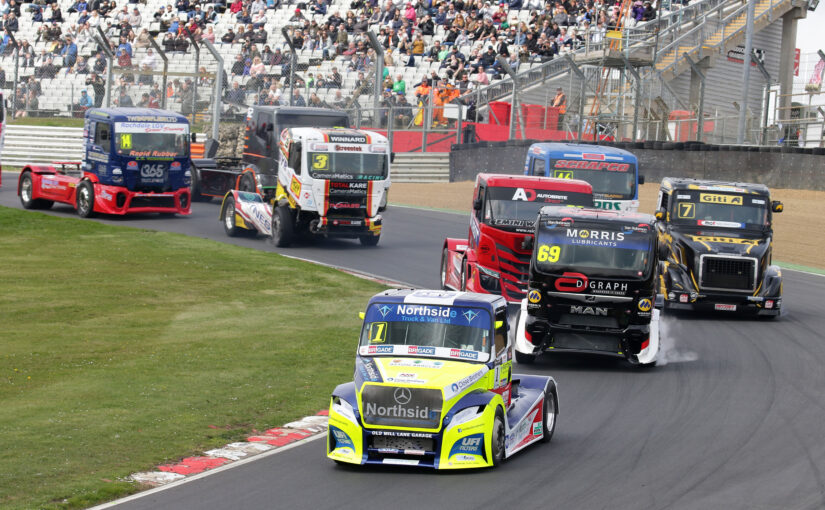 Sun shines on Brands Hatch as BARC serves up Easter extravaganza