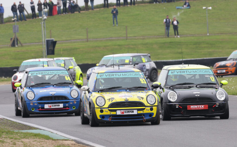 BARC championships put on entertaining show at Snetterton