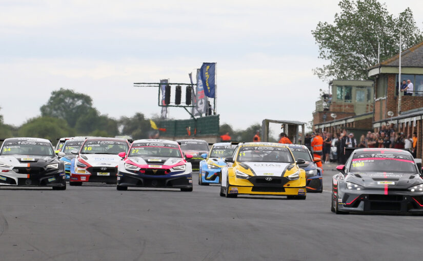 BARC entertains the masses on full-throttle weekend at Croft